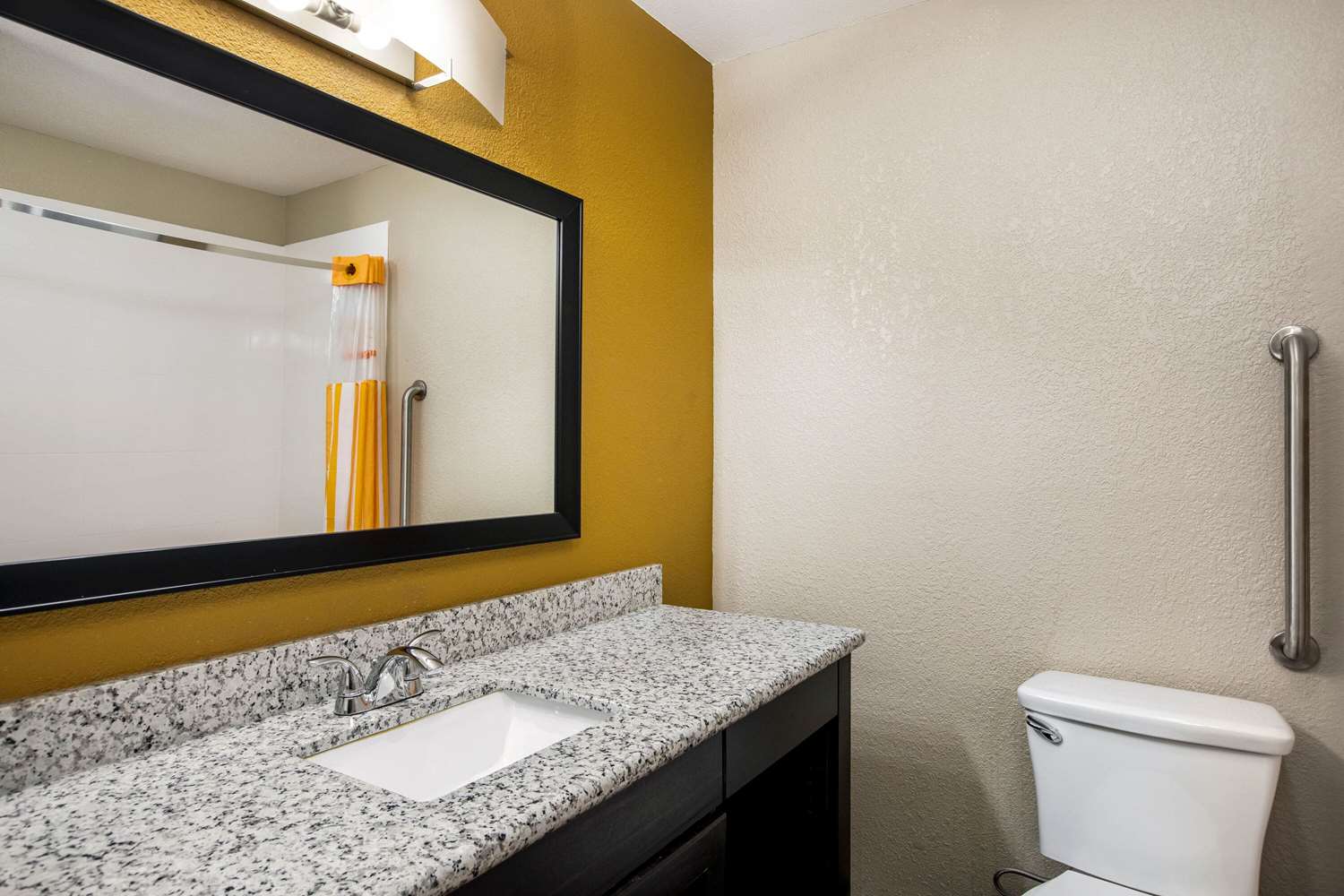 La Quinta Inn & Suites by Wyndham Emporia 21/22