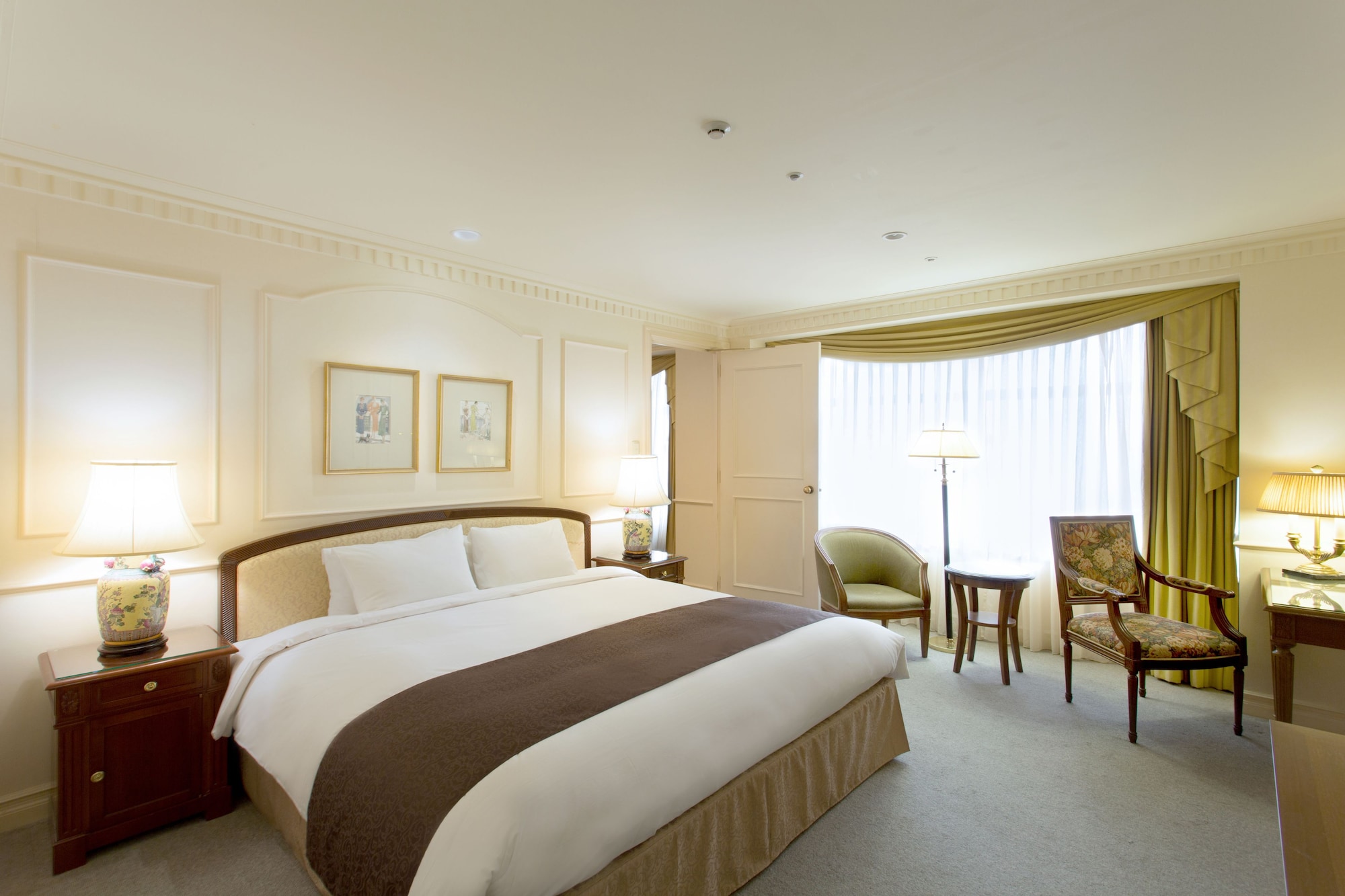 PLAZA, SUITE, KING BED