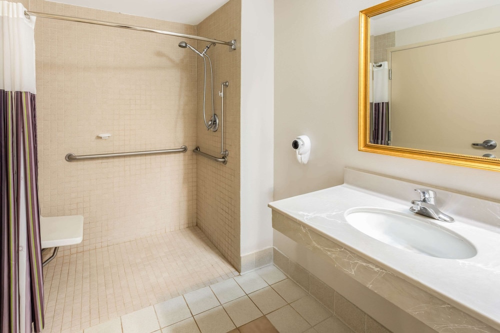 La Quinta Inn Suites Madison American Center 15/38