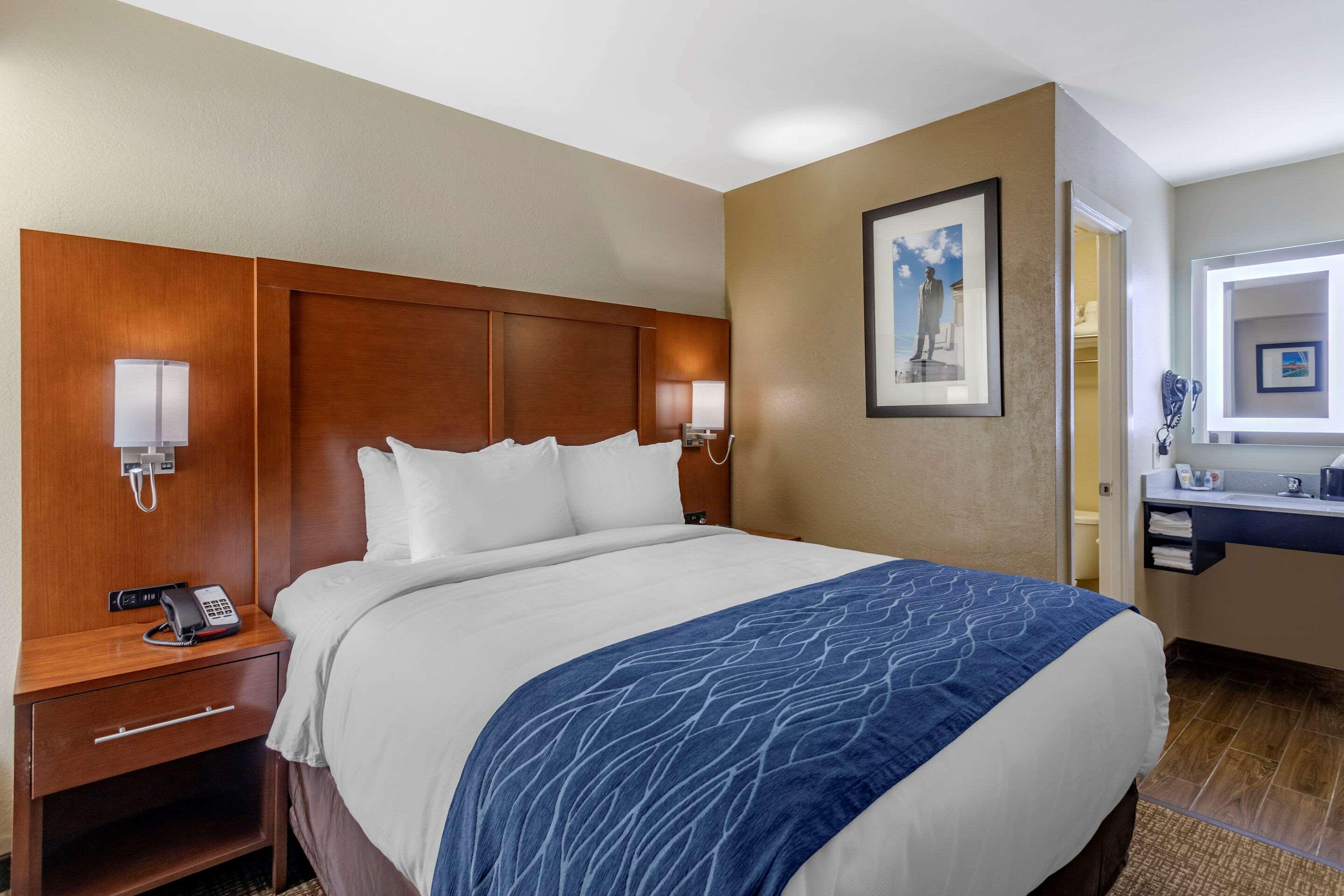 ROOM, QUEEN BED