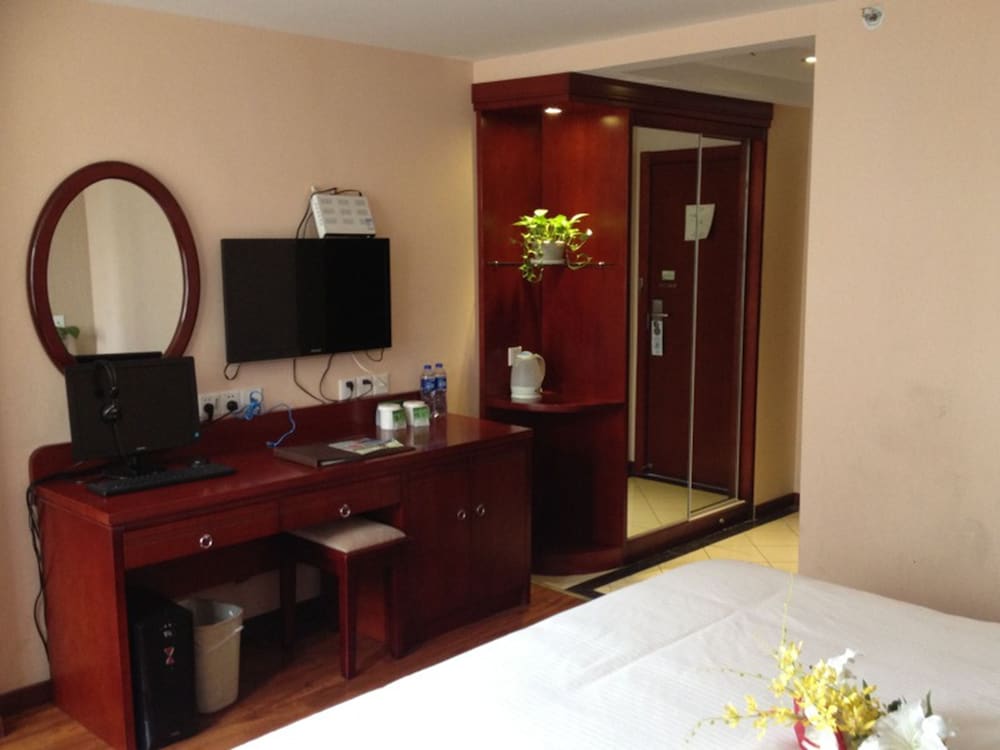 GreenTree Inn Anhui Chuzhou Wandong International Car City Express Hotel 37/44