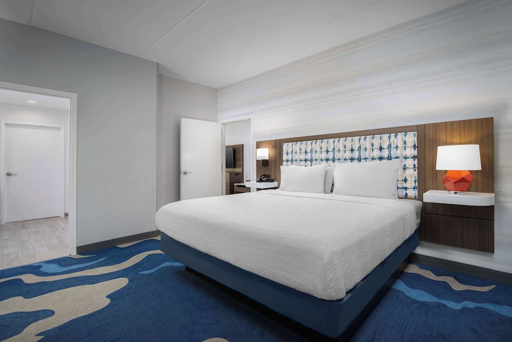 SUITE, KING BED, ACCESSIBLE