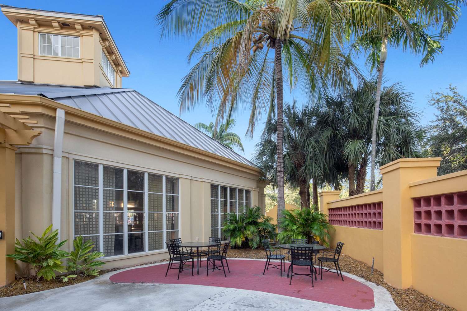 La Quinta Inn and Suites by Wyndham Miami Airport West 55/60