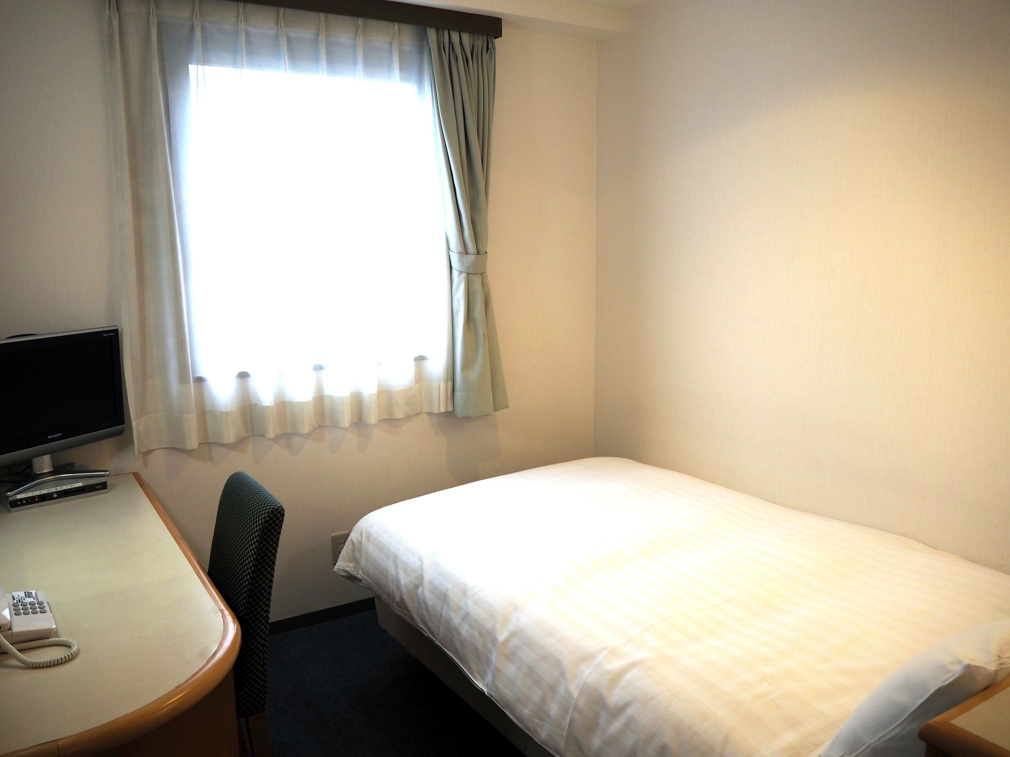 SEMI ROOM, SEMI DOUBLE BED, SMOKING