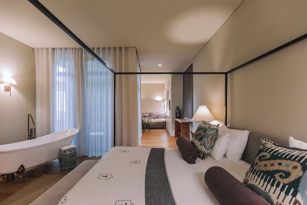 Suite, Queen Bed, Bathtub