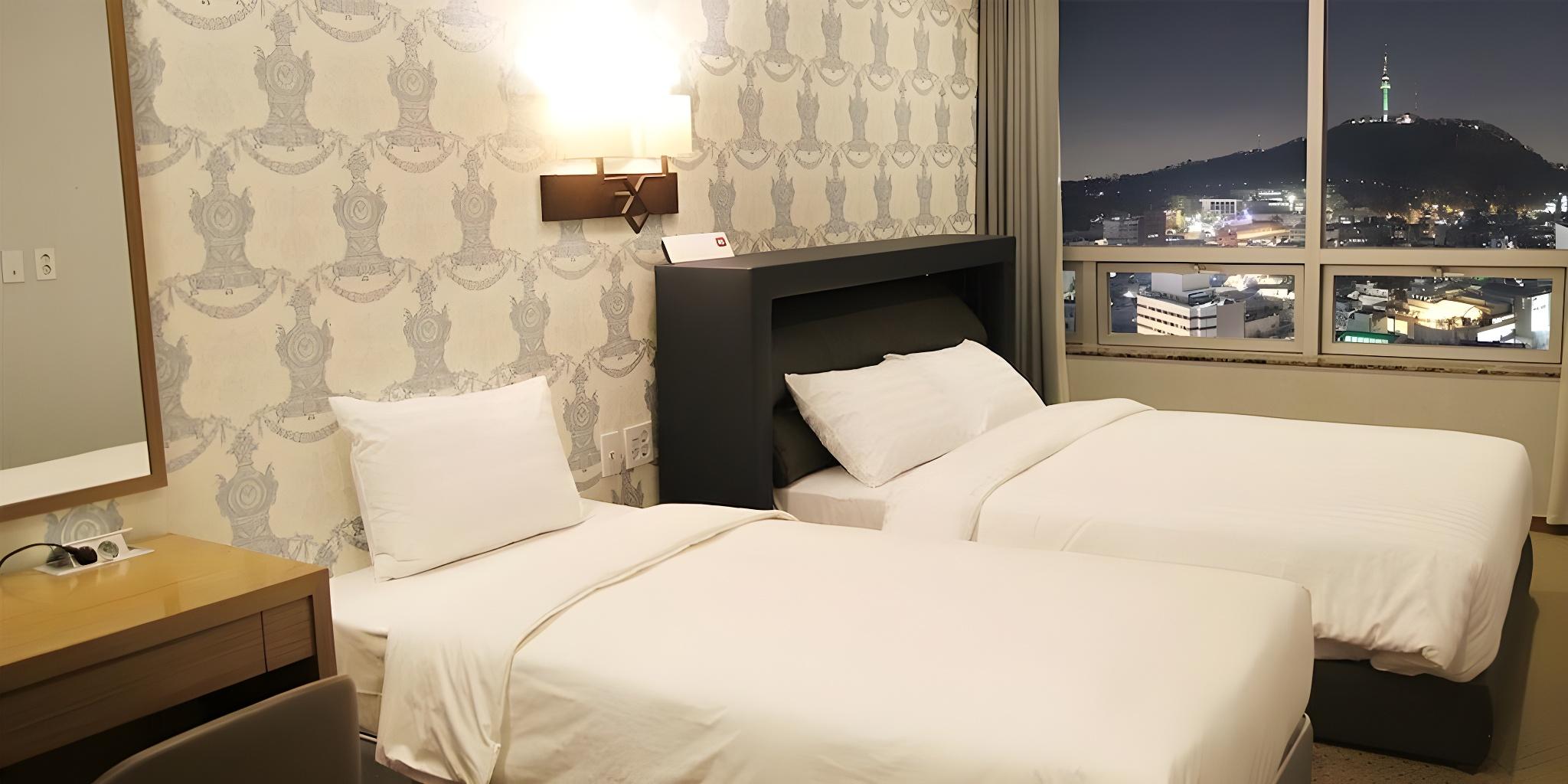 غرفة ديلوكس بسريرين منفصلين وسرير مزدوج وسرير فردي، Mohenic Hotel Seoul Myeongdong 2/3