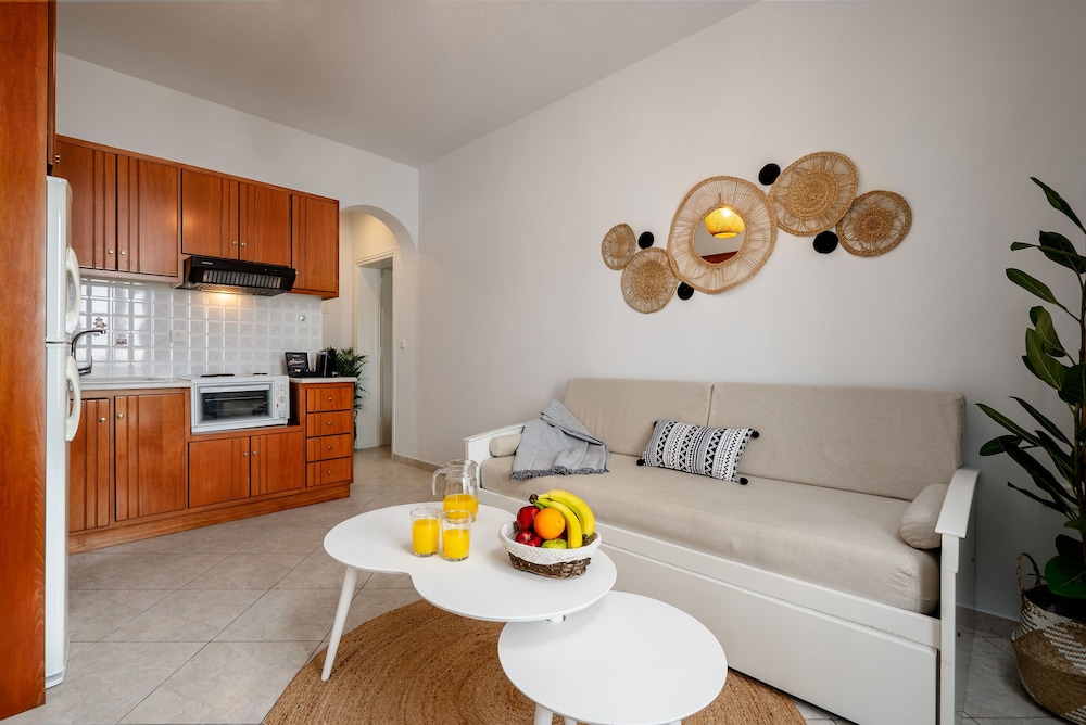 Erato Inn 39/50