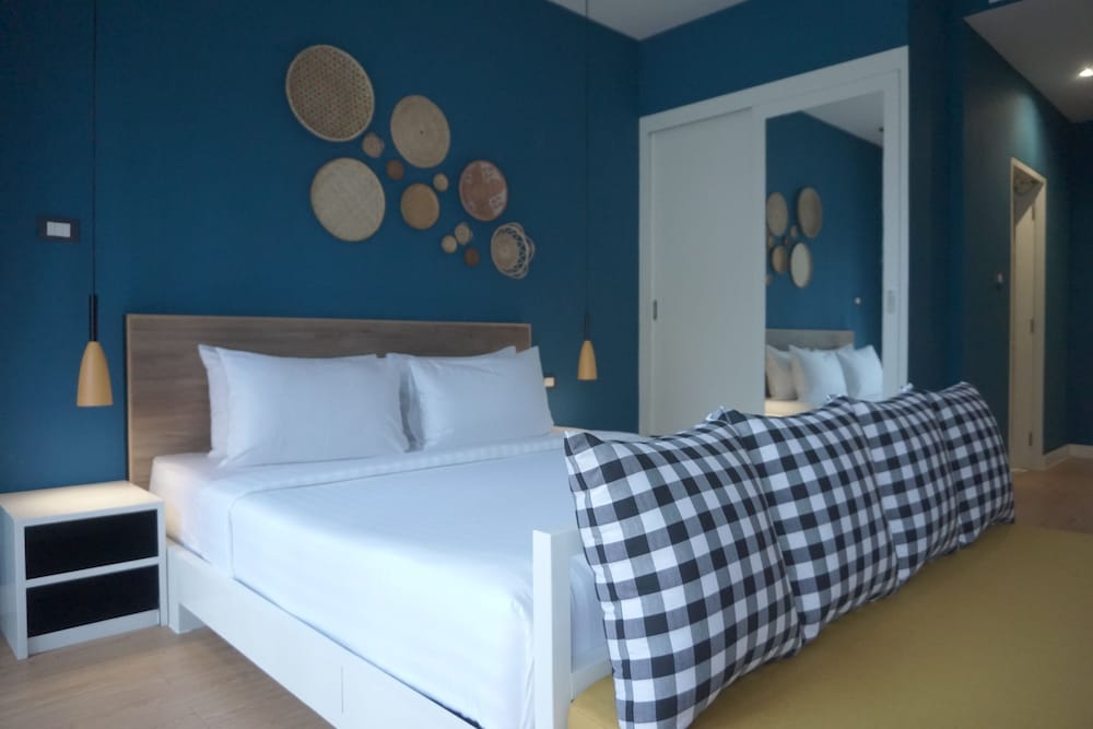DELUXE, KING BED, POOL VIEW