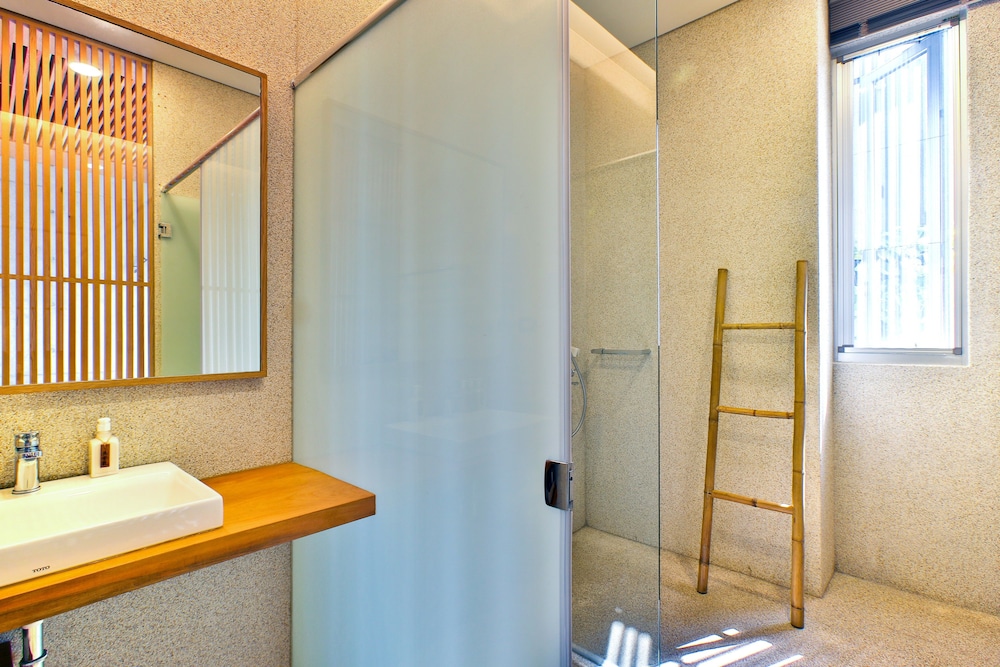 Wood Whispering Residence 28/29