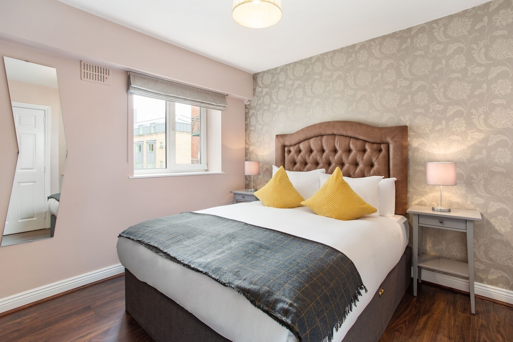 Drury Court Hotel 17/71
