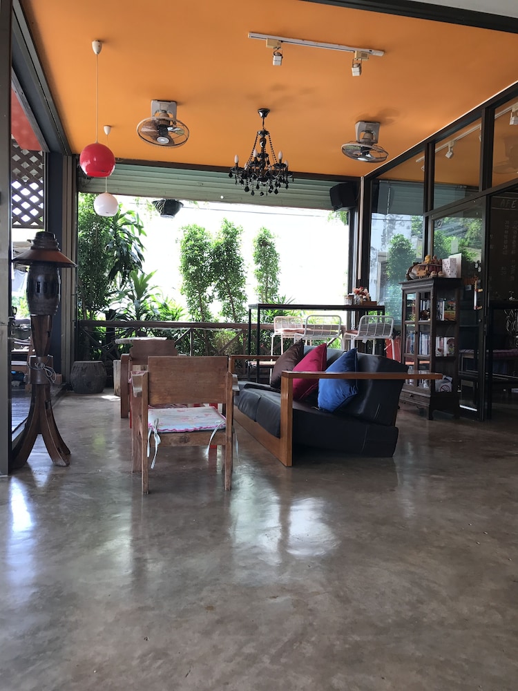 Ez House & Cafe 49/67