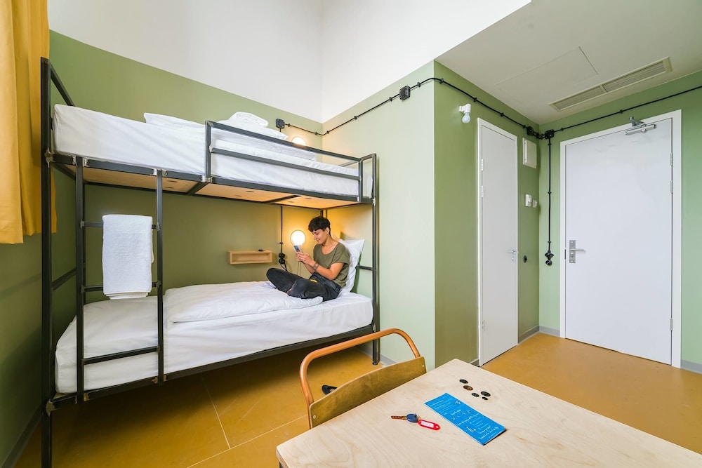ROOM, TWIN BEDS, BUNK BEDS