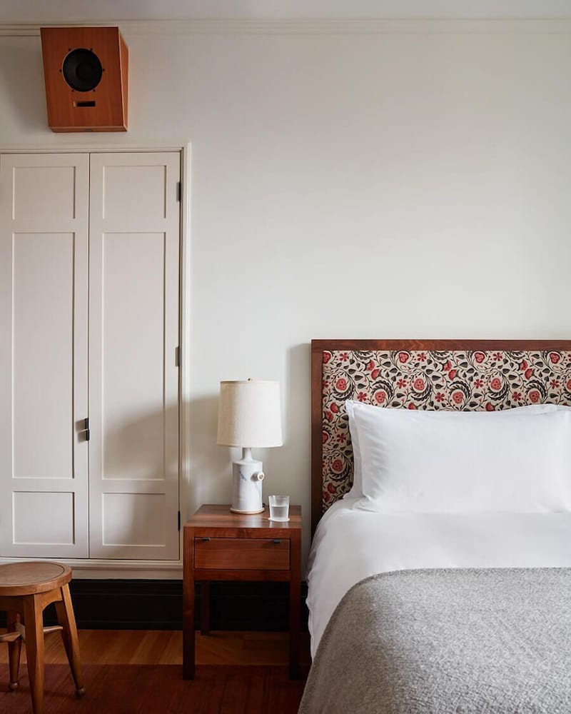 CLASSIC, QUEEN BED