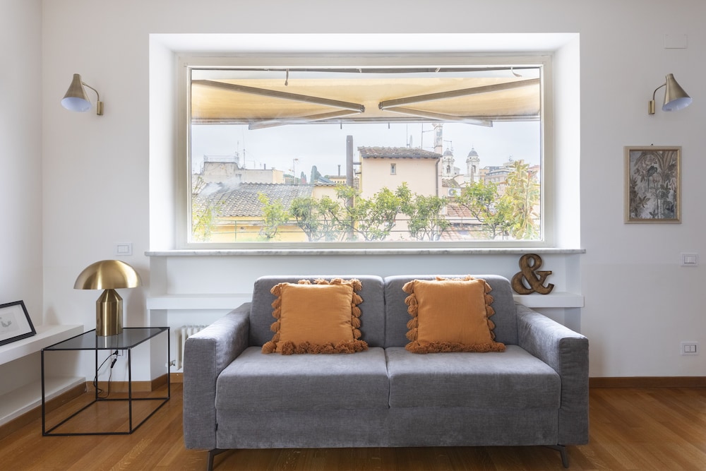 Rome Accommodation Condotti with terrace 36/50