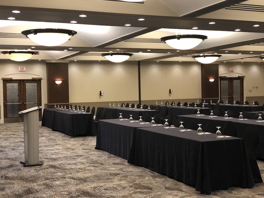 Carriage House Hotel Conference Centre 44/50
