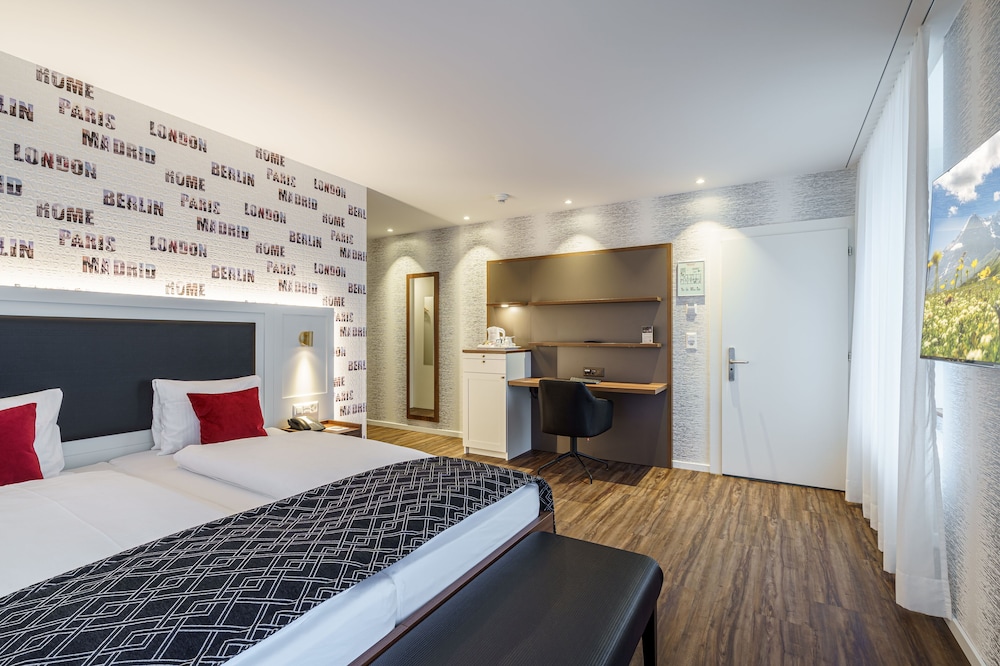 West, Deluxe, Twin Beds, Corner