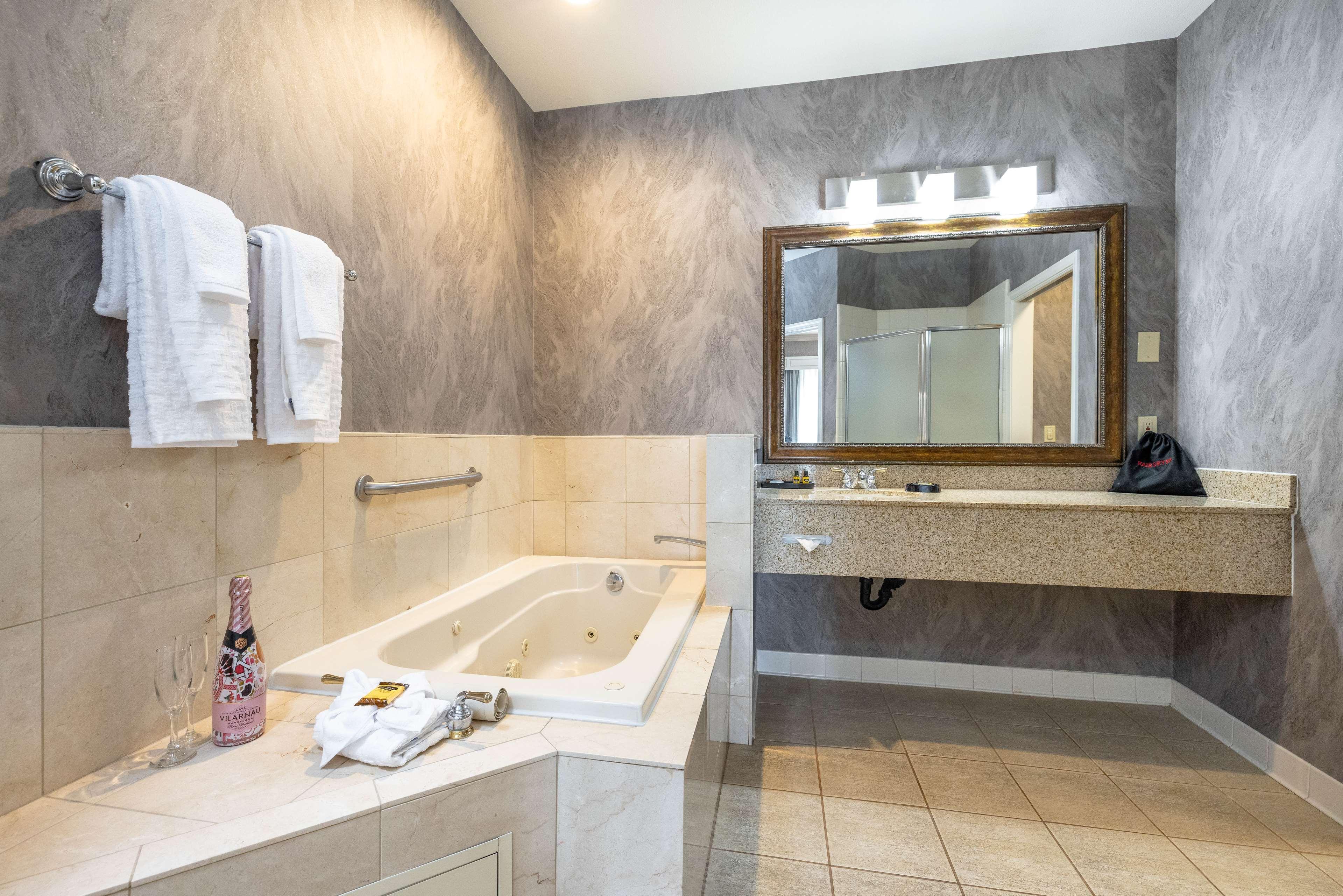 جناح بسرير كينج، Best Western Plus Dixon Davis 5/9
