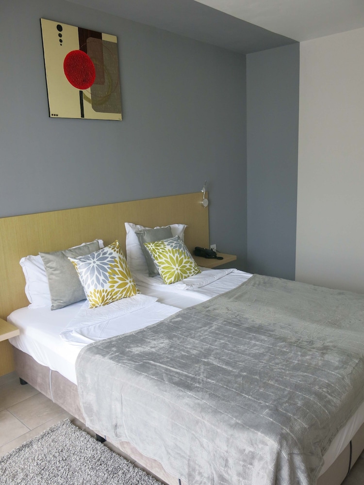 Albizia Hotel 7/34