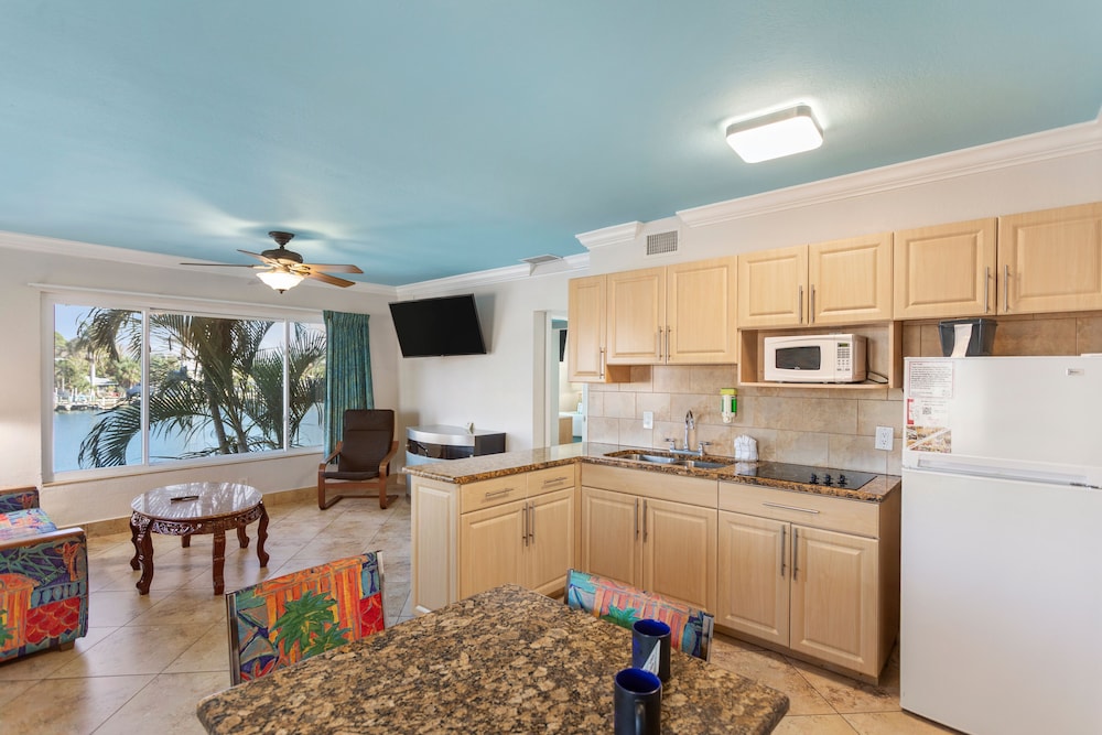 Bay Palms Waterfront Resort - Hotel and Marina 54/70