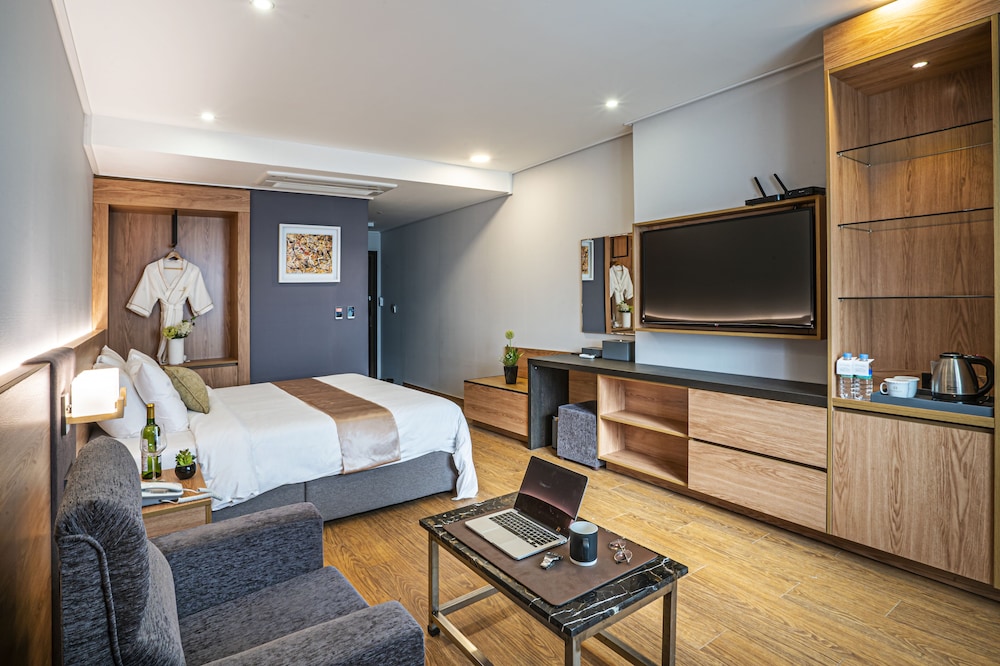 Embledon Hotel 27/72