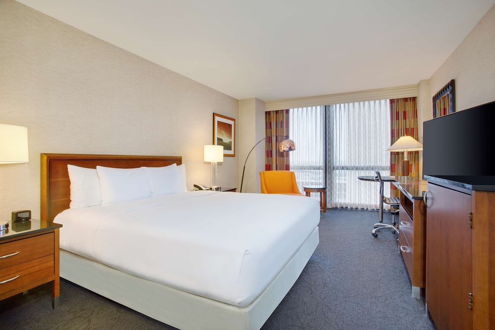 Hilton Chicago OHare Airport 22/82