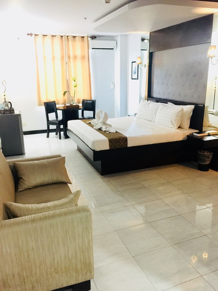 Ninong's Hotel 35/41