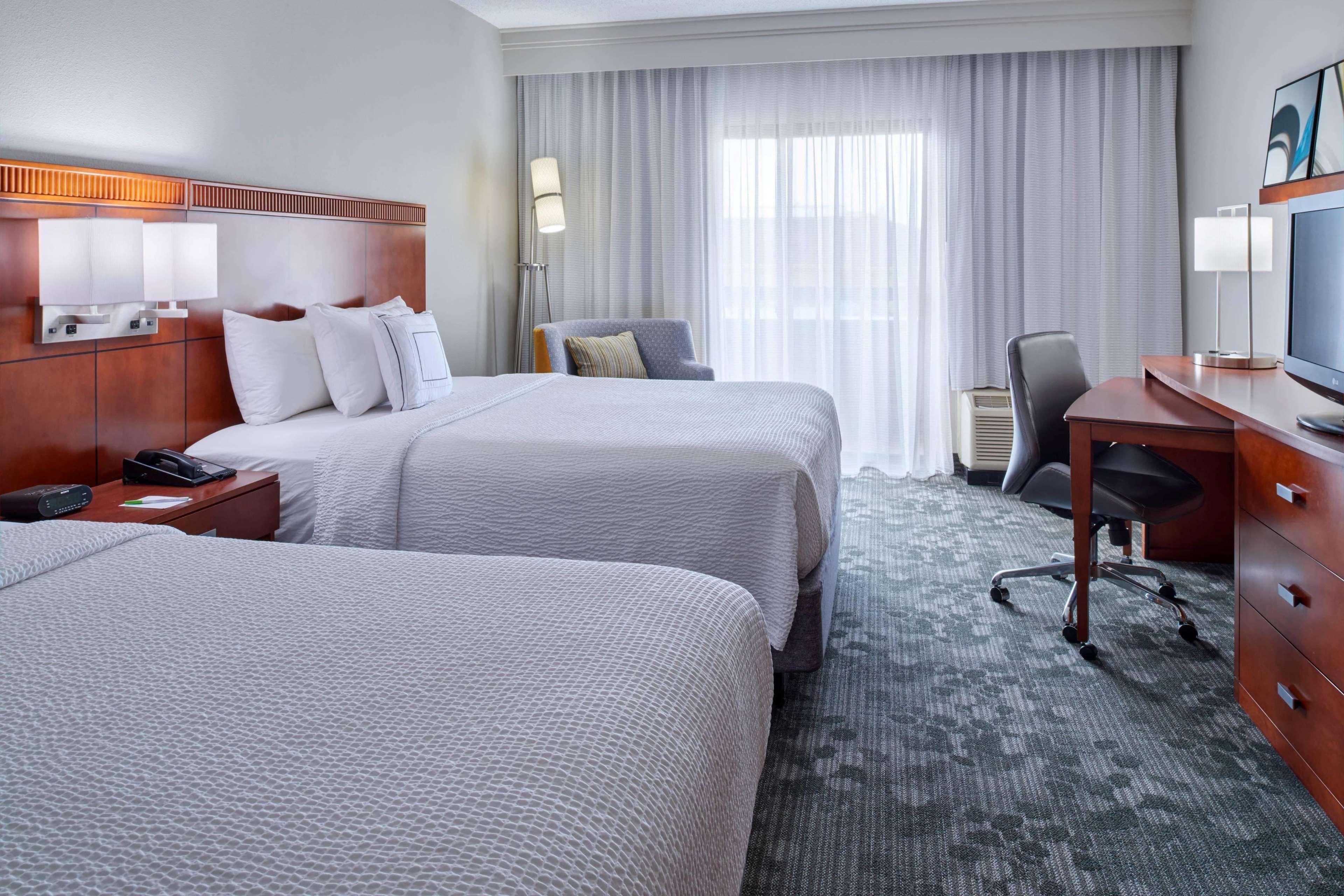 DELUXE, 2 QUEEN BEDS, BATHTUB, ACCESSIBLE