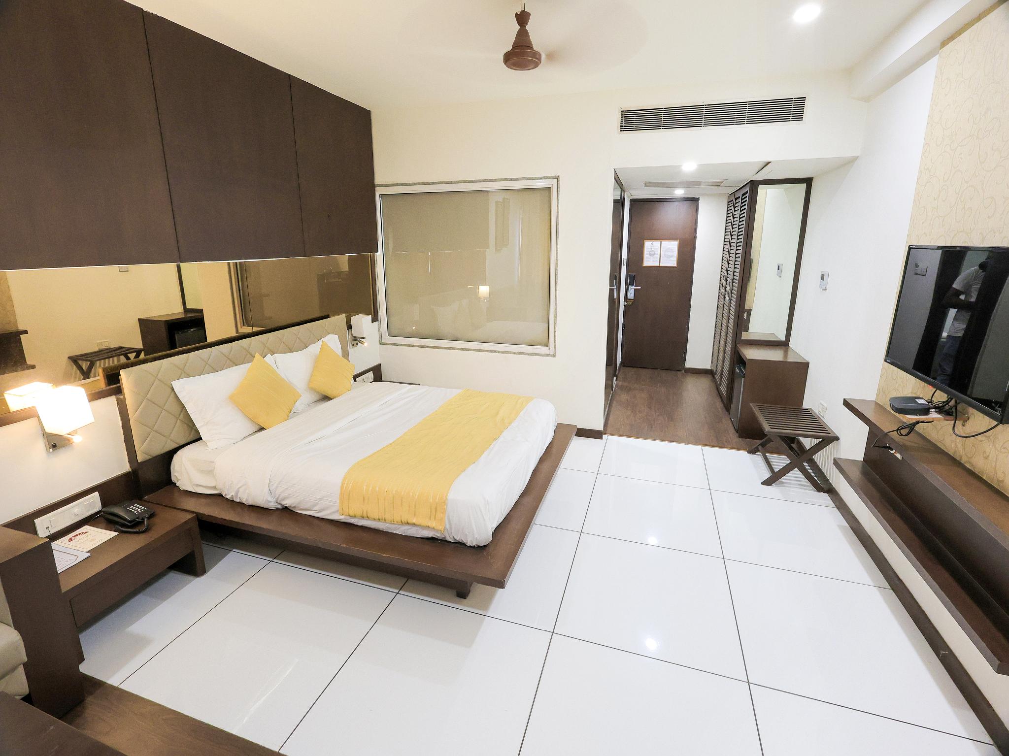 Oyo 9677 Hotel Surya 5/29
