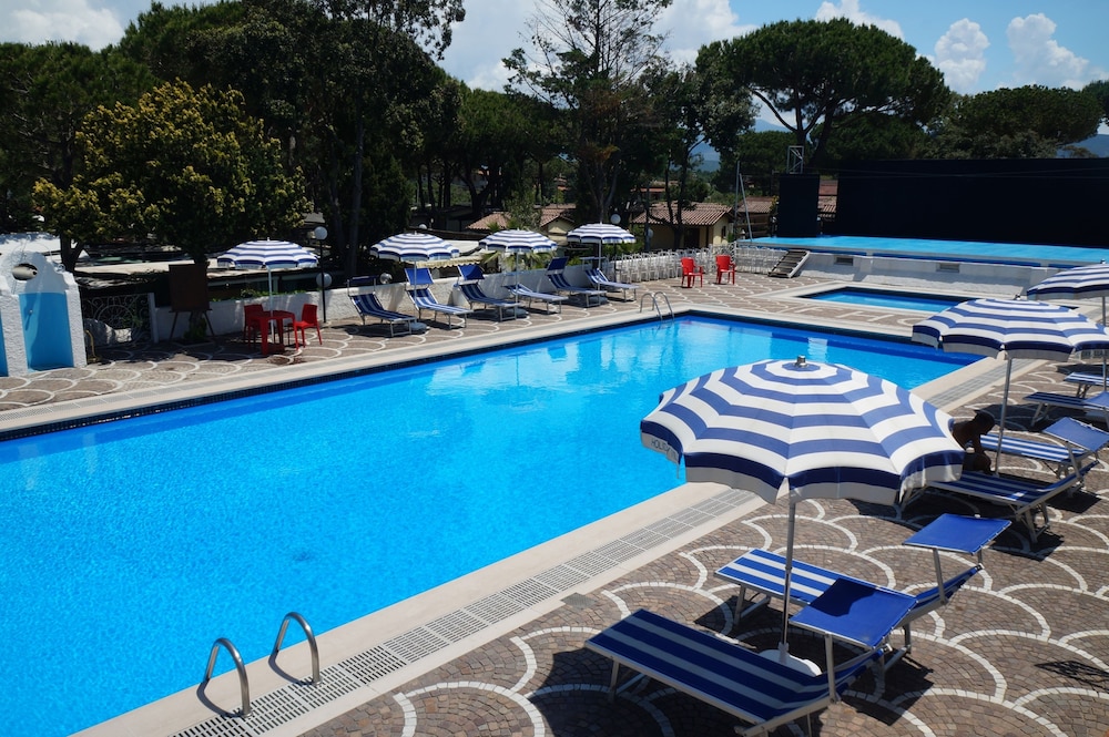 HOLIDAY VILLAGE 27/58