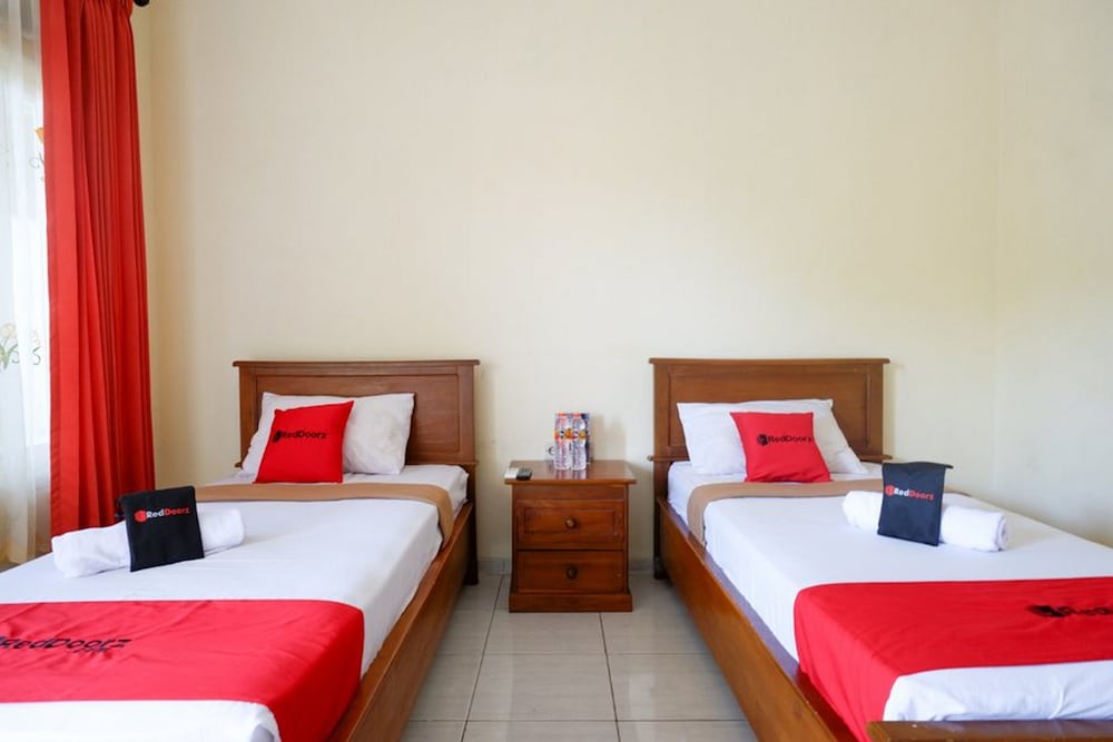 RedDoorz Plus near Stadion Wijaya Kusuma 10/22
