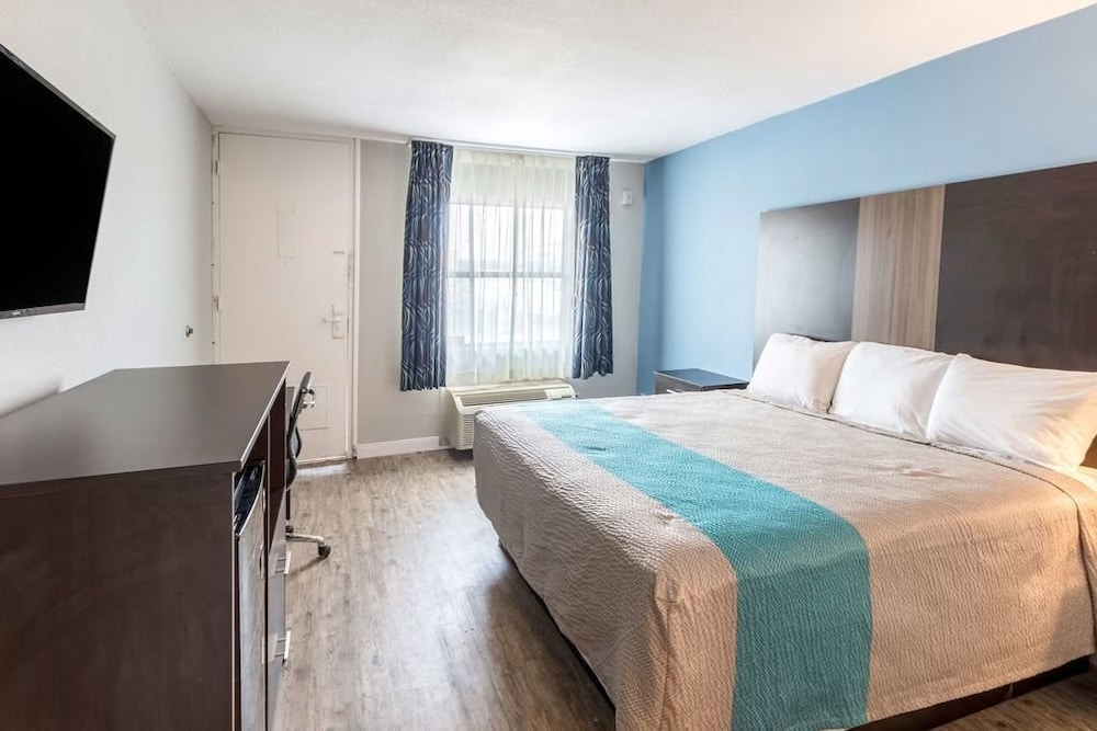 Econo Lodge Mineral Wells, TX 15/23