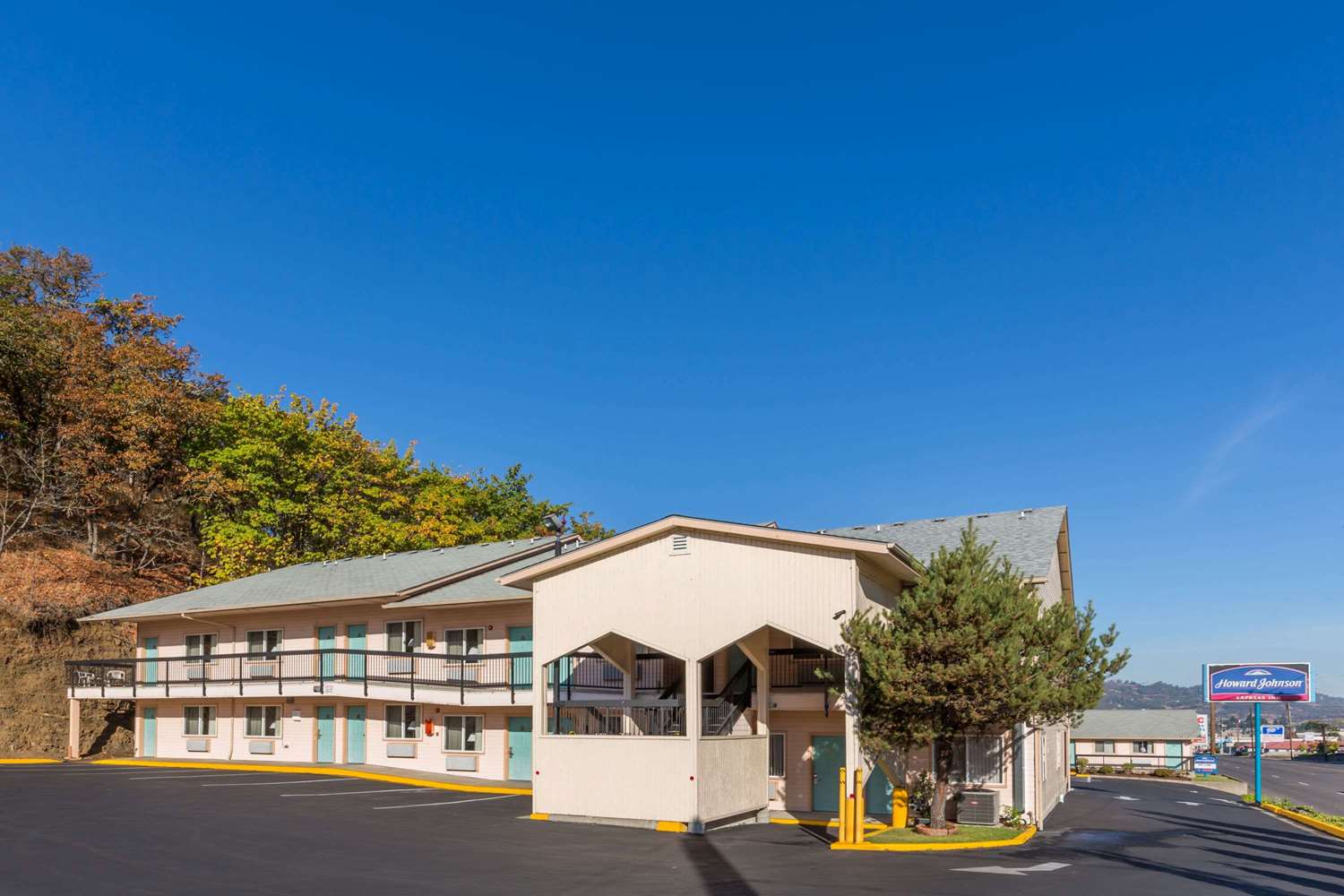 Howard Johnson by Wyndham Roseburg 2/8