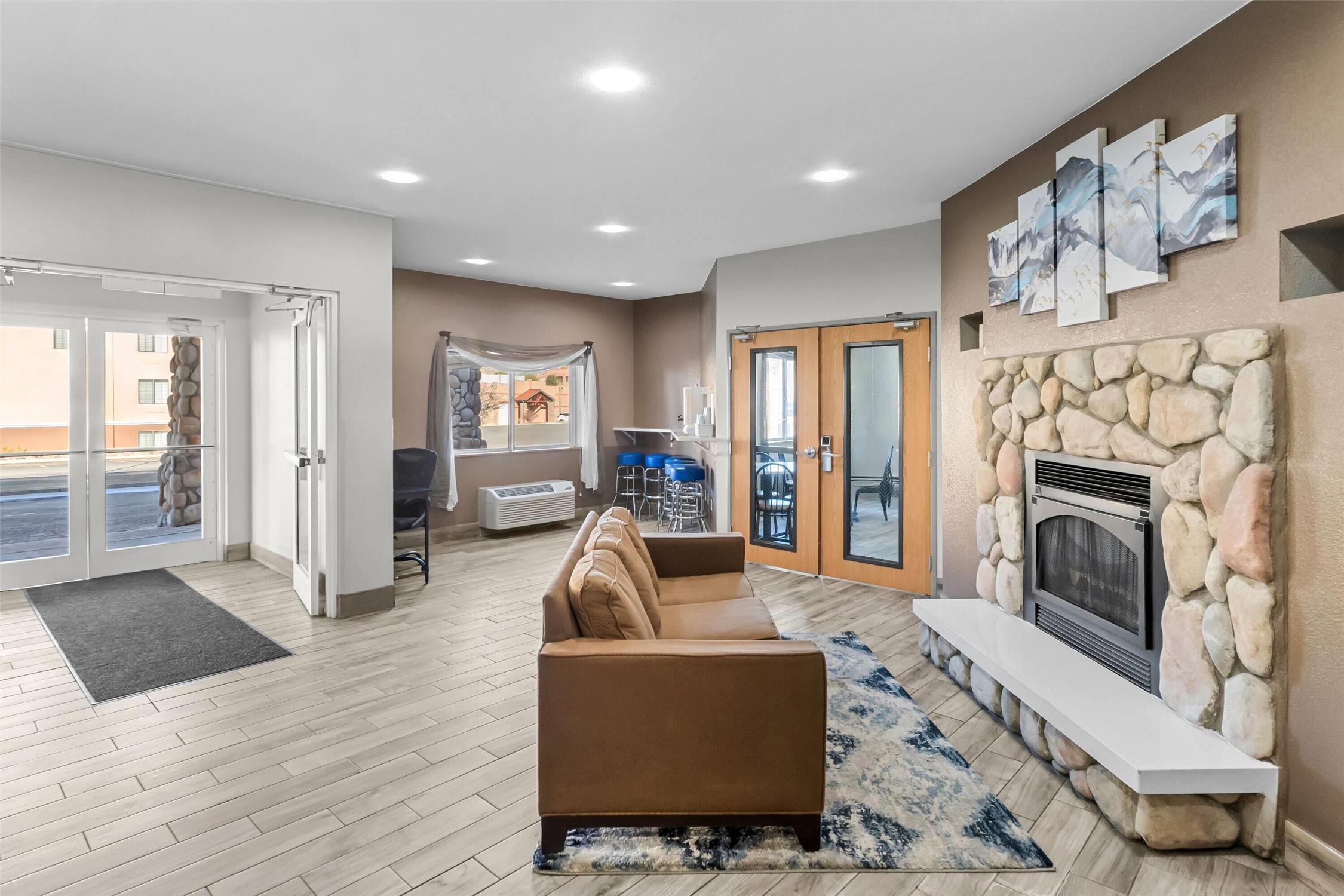 Days Inn & Suites By Wyndham Castle Rock 11/19