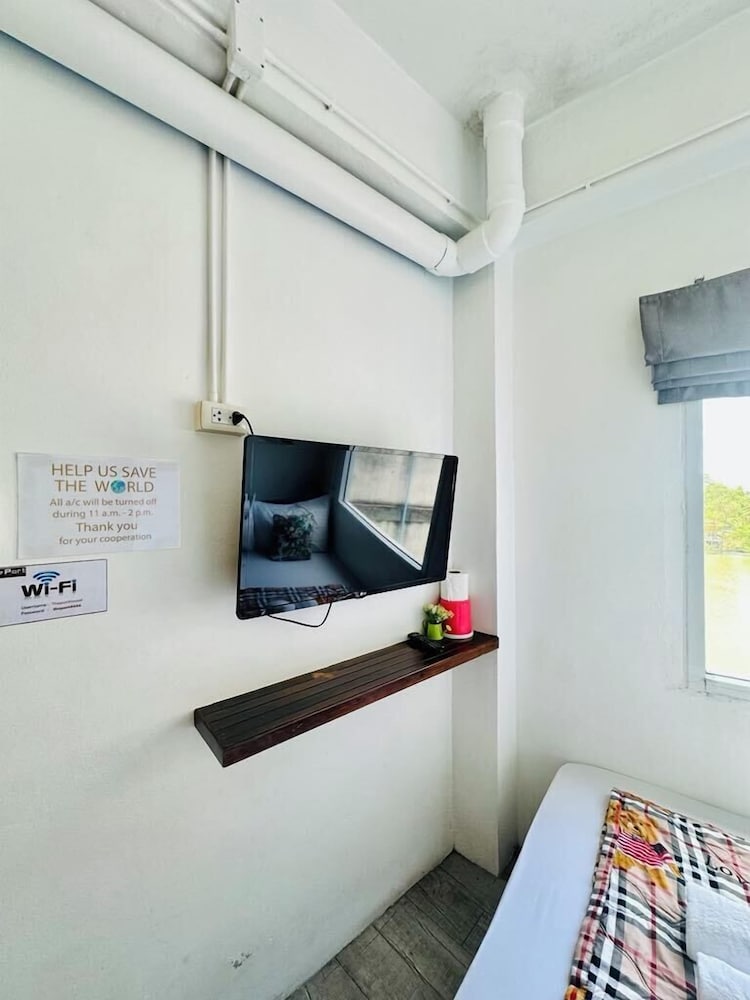 The Port Hostel By Suwatchai 21/50