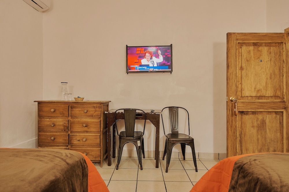 Hotel Cervantino 10/50