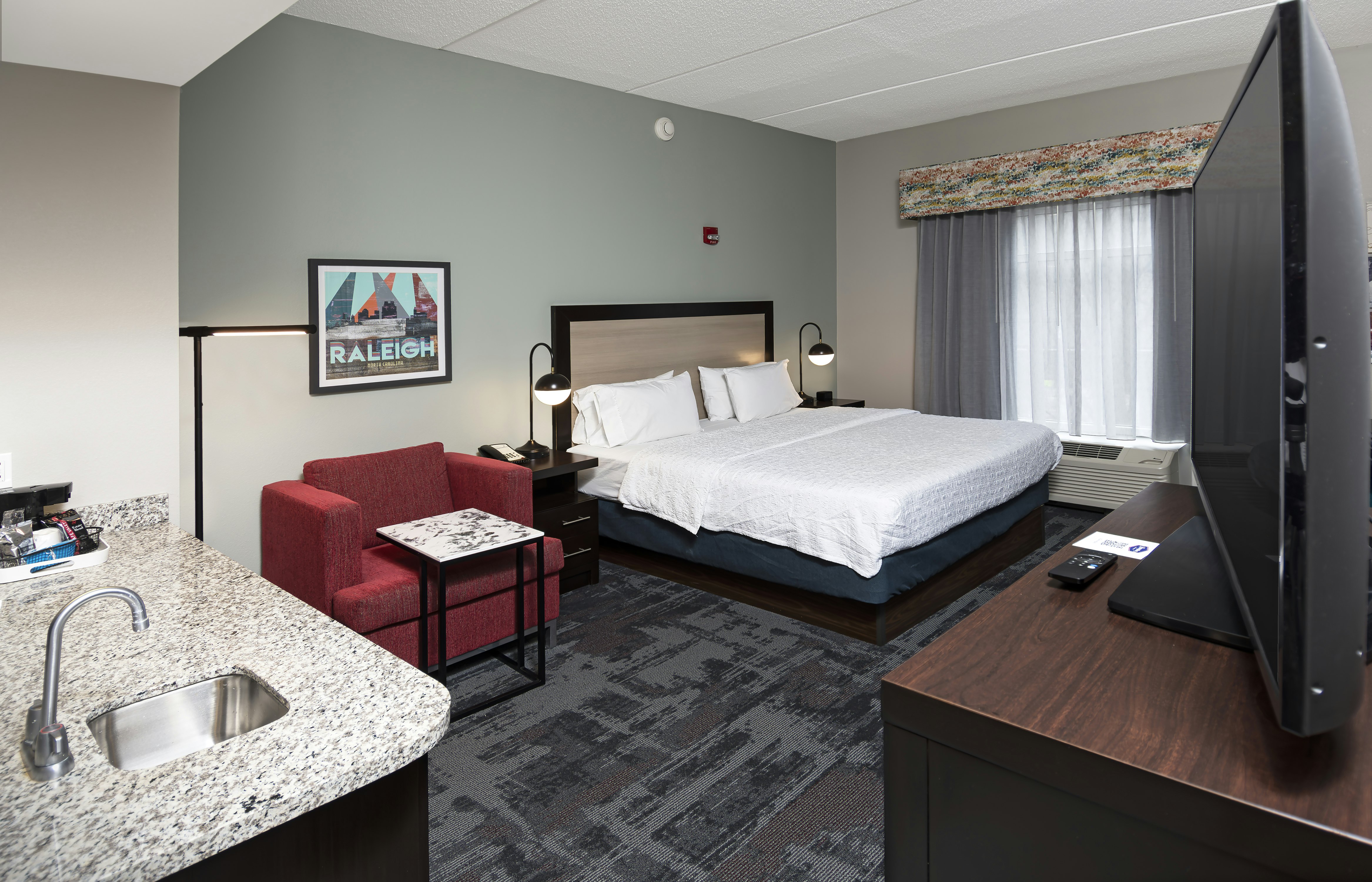 DELUXE, KING BED, ACCESSIBLE