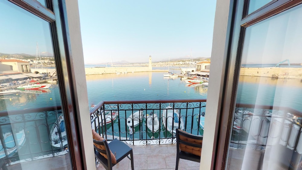 Porto Enetikos Suites 43/50