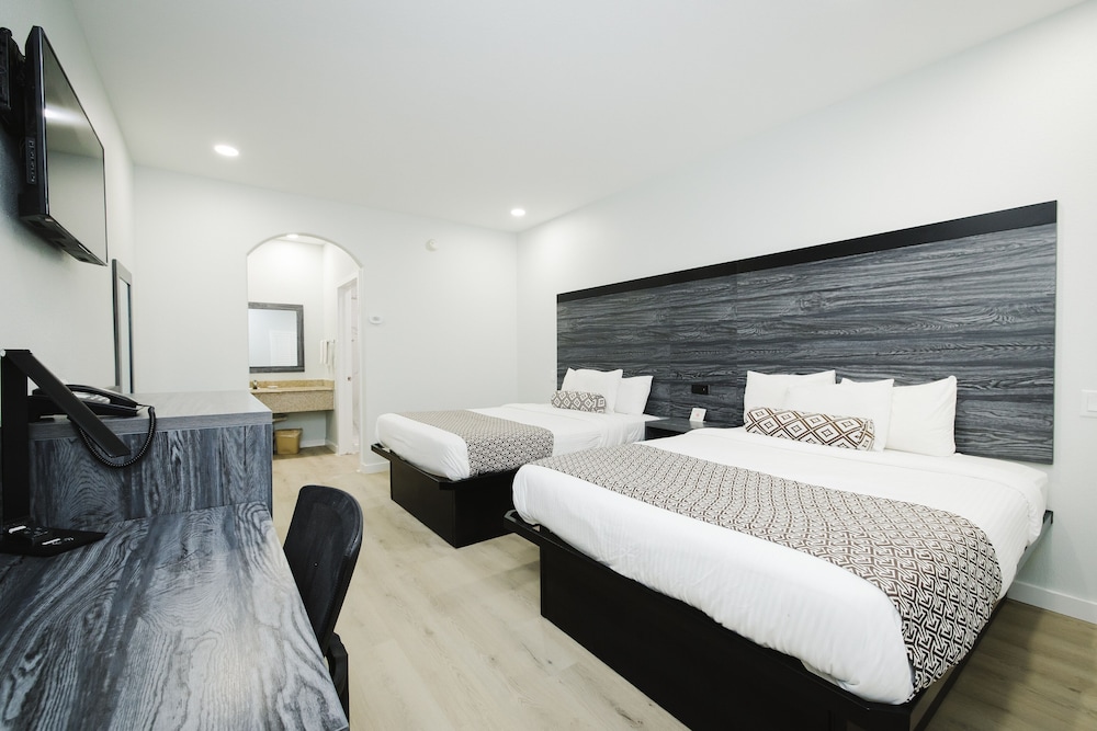 Sapphire Inn & Suites- Deer Park 14/36