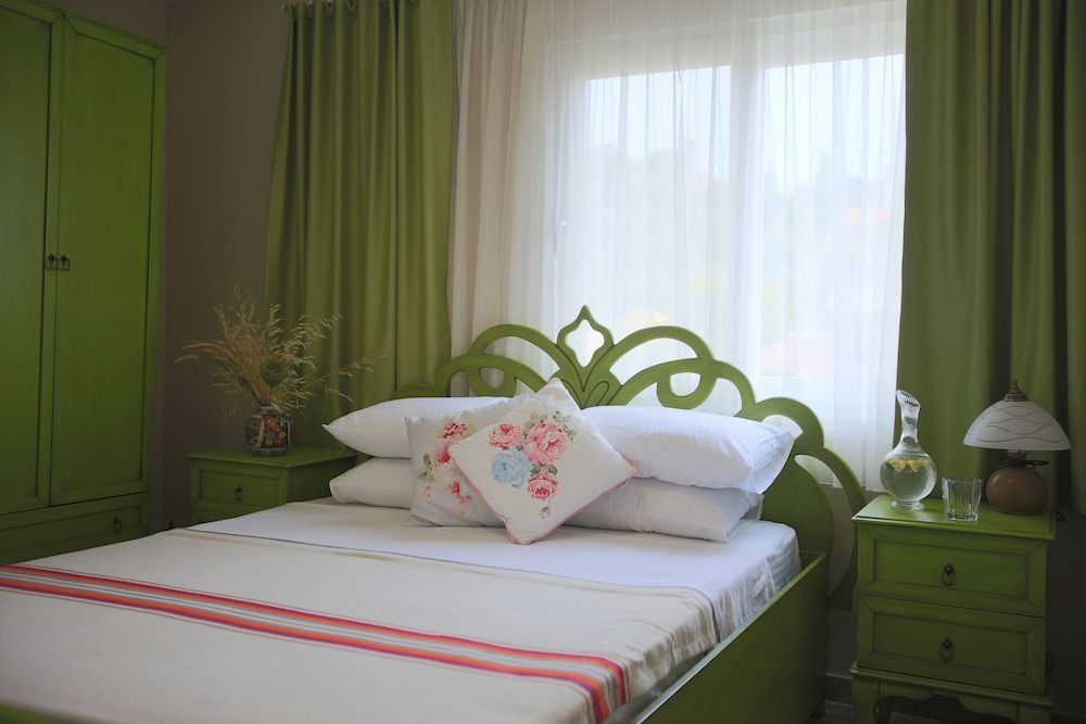 STANDARD, QUEEN BED, SEA VIEW, BALCONY