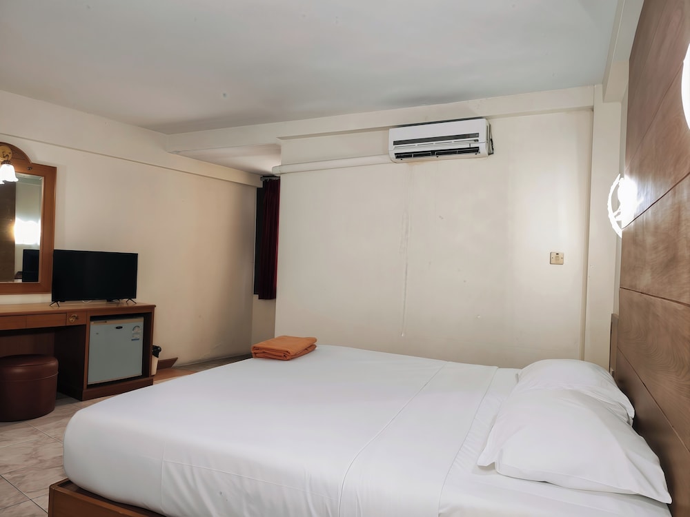 Dream Hotel 17/50