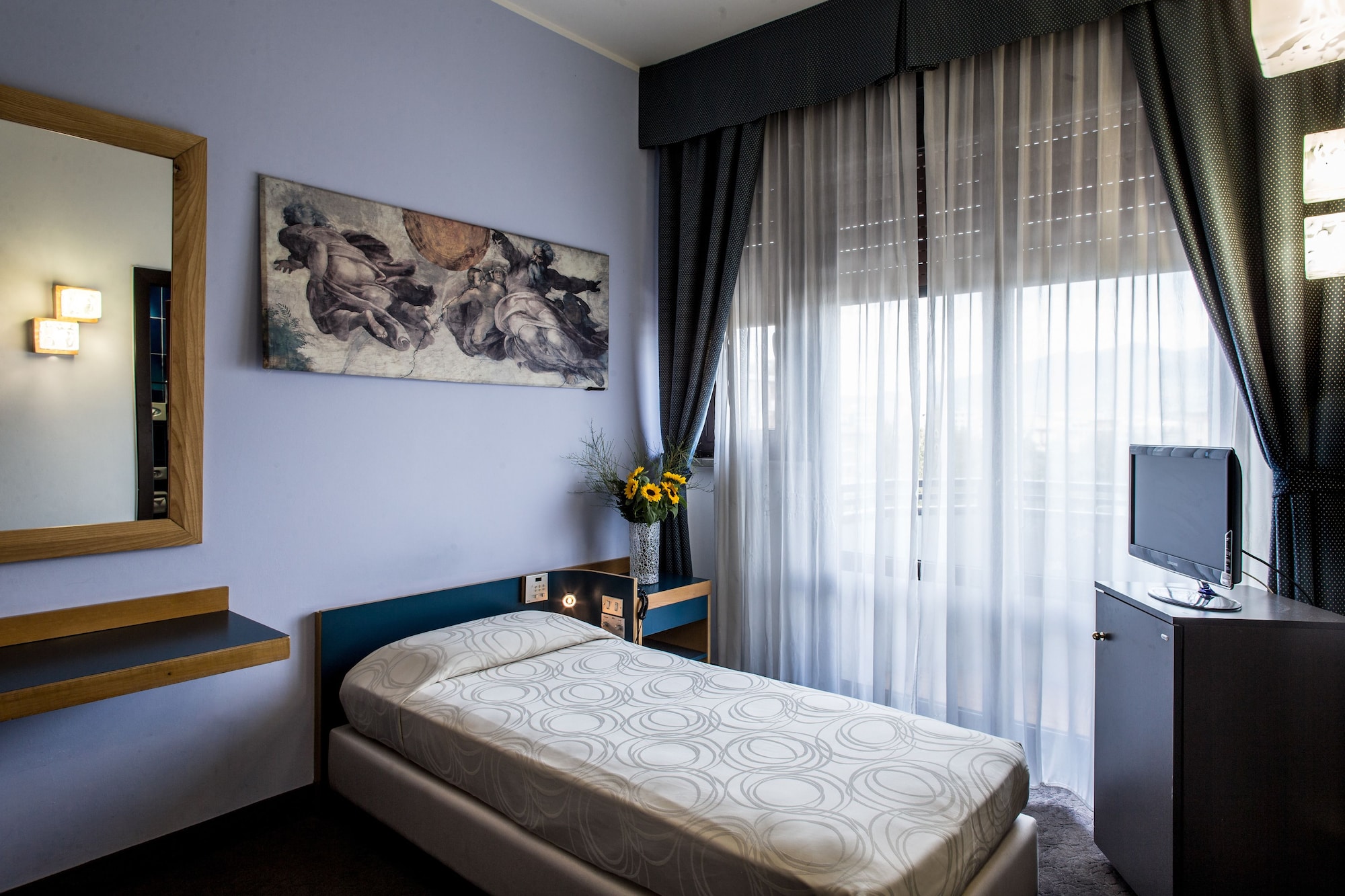 ROOM, SINGLE