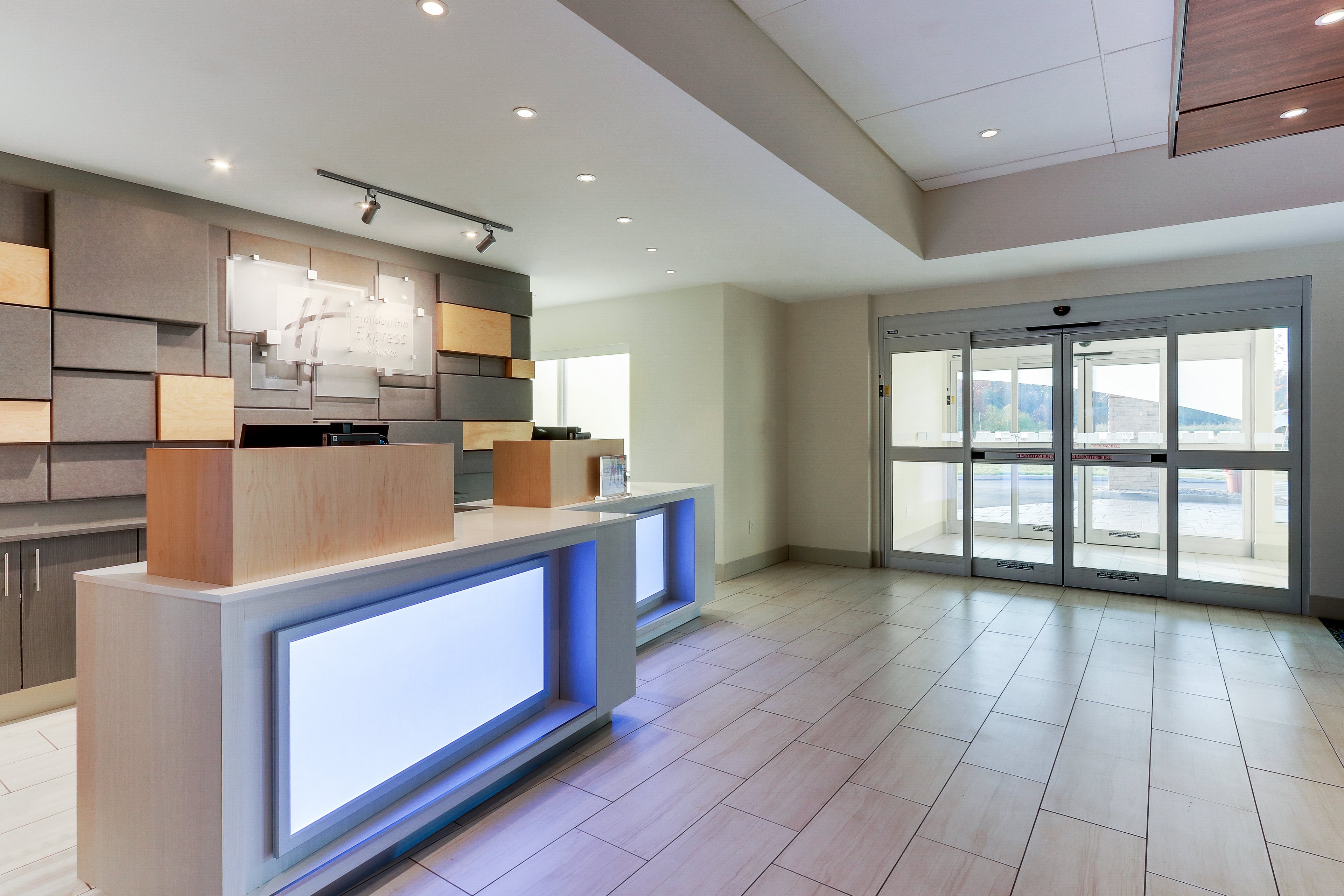 Holiday Inn Express Suites Middletown Goshen 9/71
