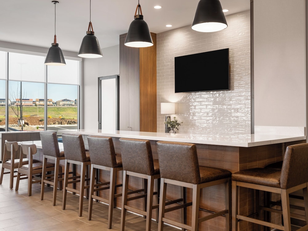 La Quinta Inn and Suites by Wyndham Lincoln 66/84