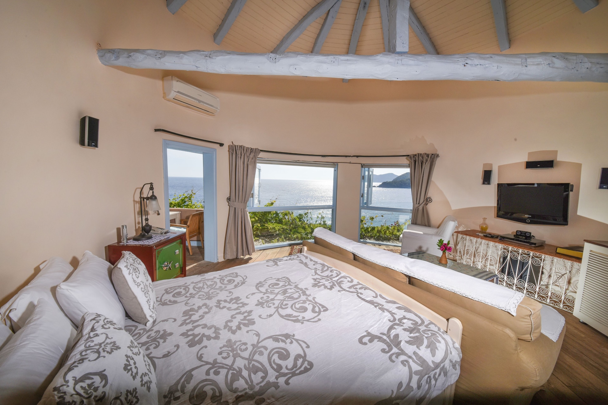 DELUXE, HOT TUB, TERRACE