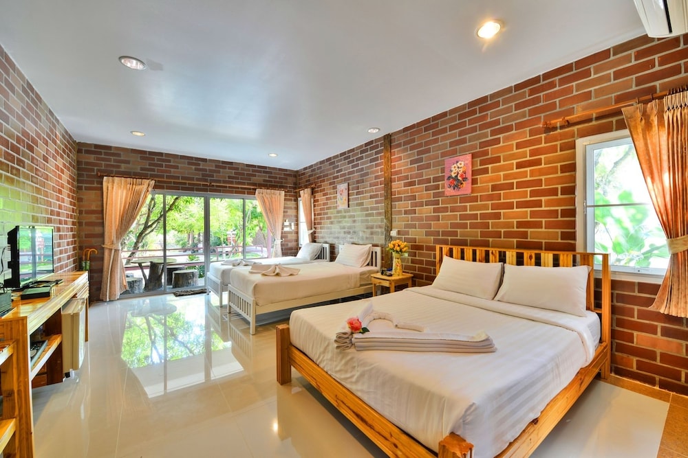 Theerama Cottage Resort 10/84