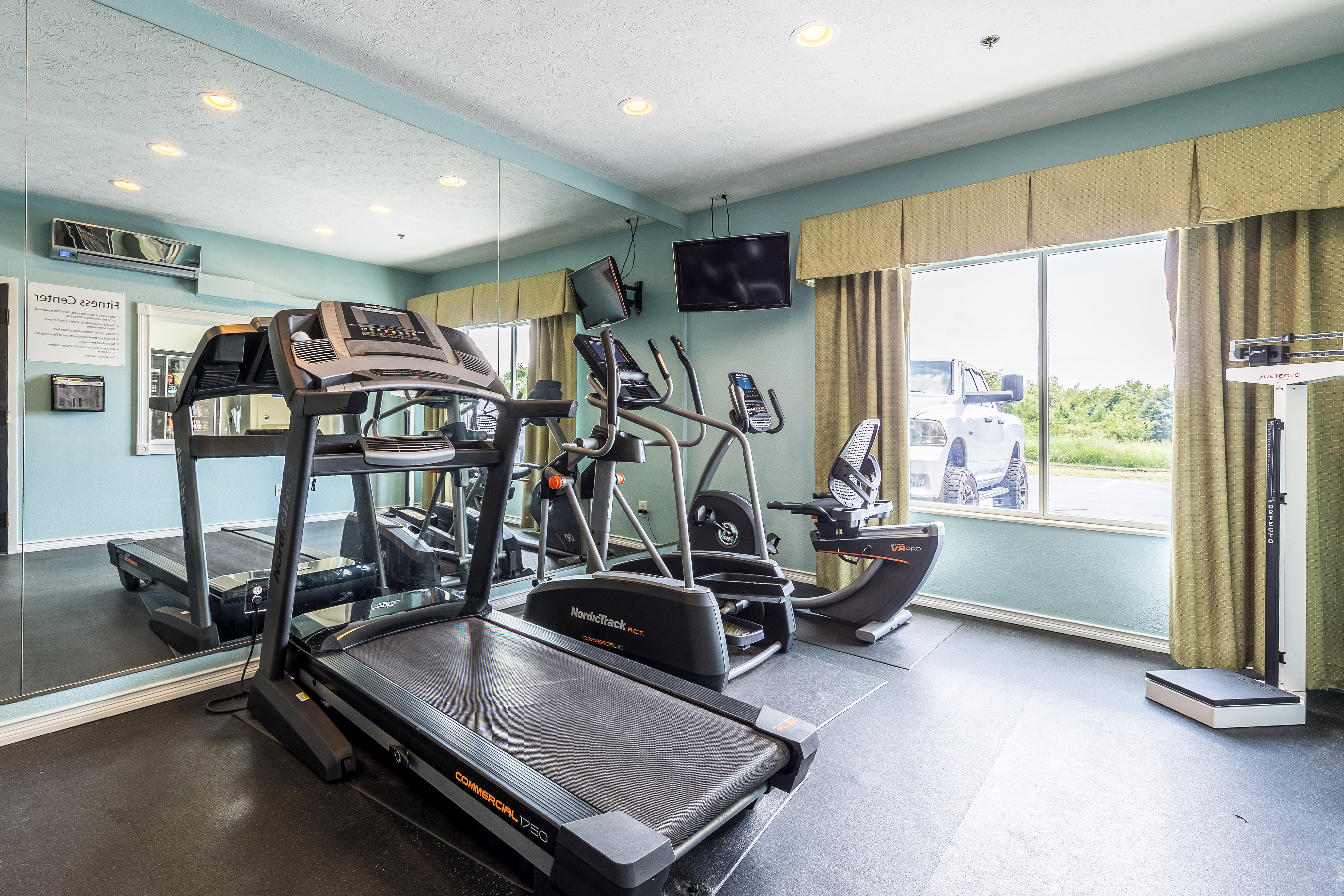 Holiday Inn Express Dandridge 23/39