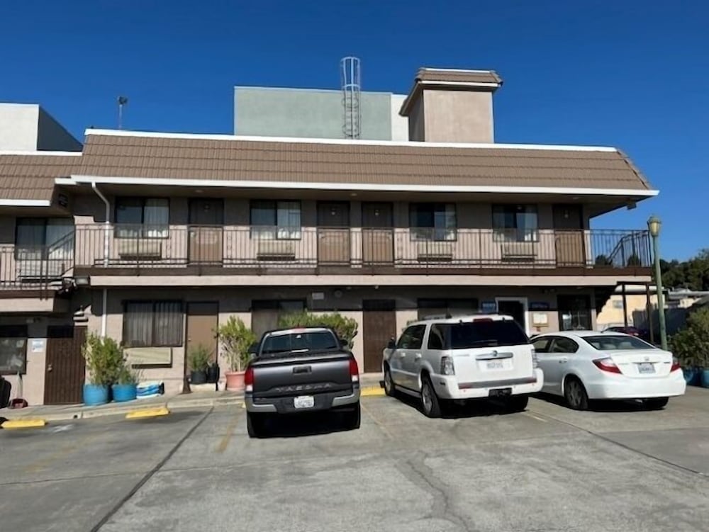 Crown Lodge Motel Oakland 24/28