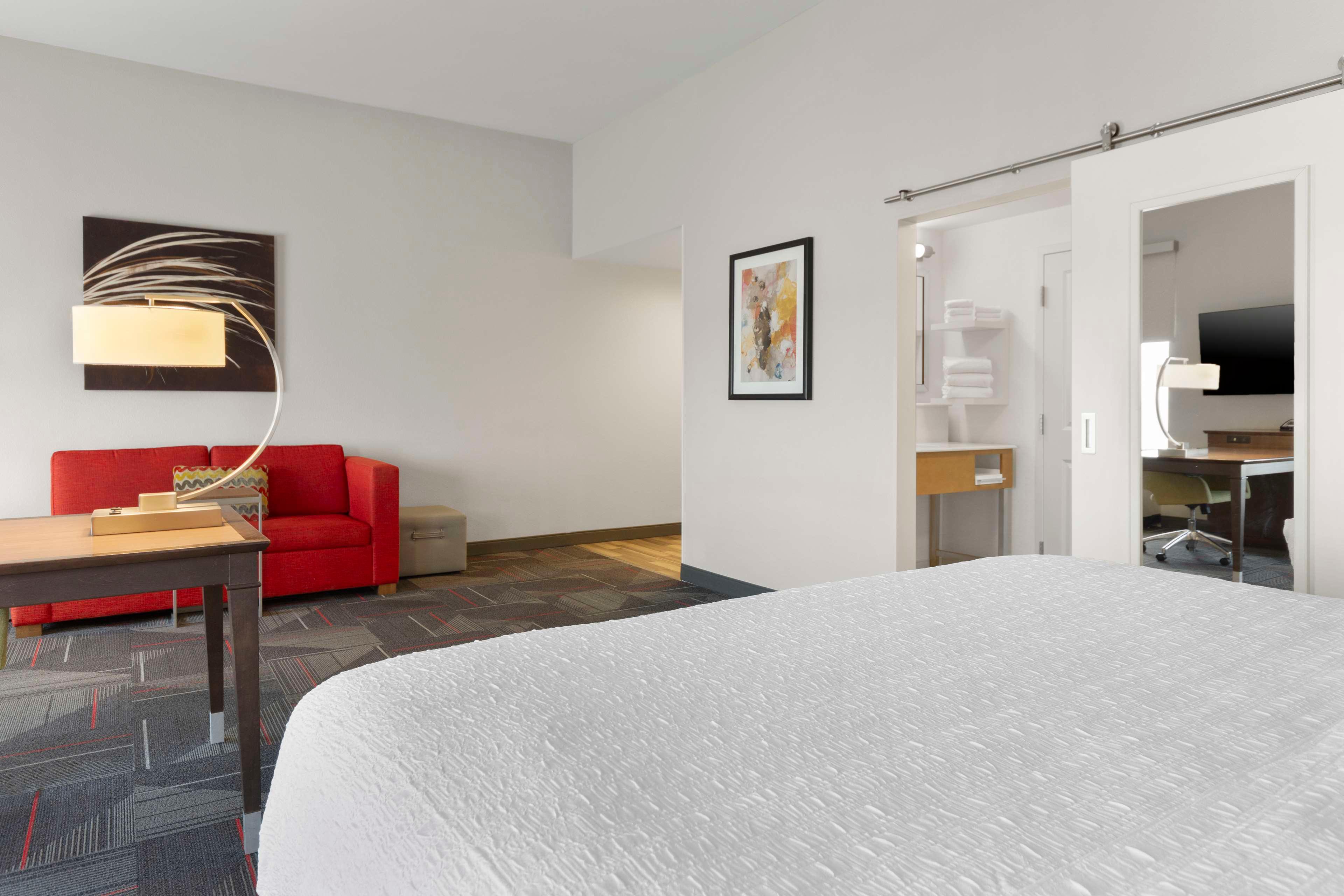 STUDIO, SUITE, KING BED
