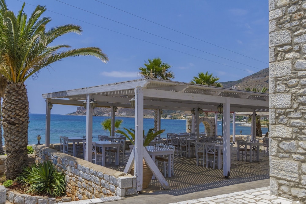 ITILO TRADITIONAL HOTEL 63/68