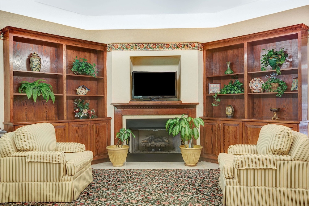 Days Inn By Wyndham Burlington East 24/31